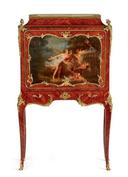PAUL SORMANI (1817 - 1877) 一张紫罗兰木皮的书桌，有一个挡板。它的腰部有一个抽屉，上部的翻盖上有一个巨大的面板，上面画着一对古色古香的情侣，他们正向一个有翅膀的喷泉跑去，在一个罗盖尔鎏金铜框中。上部门框的两侧有两个espagnolettes和鎏金铜凹槽。翻盖上有四个带圆角的桃花心木小抽屉，其中两个有锁。写字台的内衬是绿色天鹅绒。锁板上有...