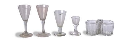 一组玻璃杯，包括:
- 两个牛角形的脚杯，有边的脚。
- 一个玻璃油瓶和醋瓶，贝壳手柄。
-...