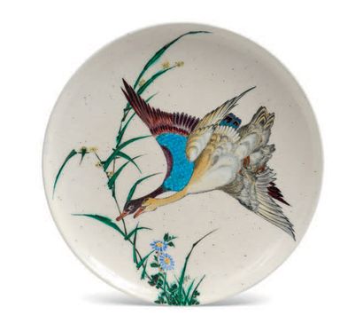 THÉODORE DECK (1823 - 1891) Plat rond à décor peint polychrome d'un couple de canards...