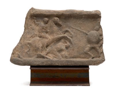 null FRAGMENT OF SARCOPHAGE in marble carved in low relief of a battle scene: a rider...