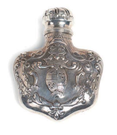 一个银质浮雕香水瓶或狩猎瓶，瓶身装饰有红衣主教的纹章。部分时间是18世纪。银器大师无法辨认。各种印记，包括瓶塞上的Minerve。
长度：10.5厘米...