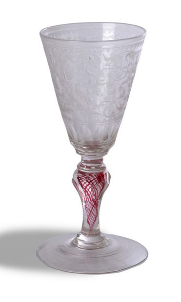 玻璃POKAL杯，雕花杯，红色丝线的阳台腿，大的徽记脚。西里西亚，18世纪。
总高度：18,2厘米...