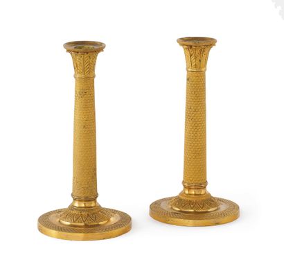 null PAIR OF FLAMPS in finely chased gilt bronze, the shaft in column. Bobèches....