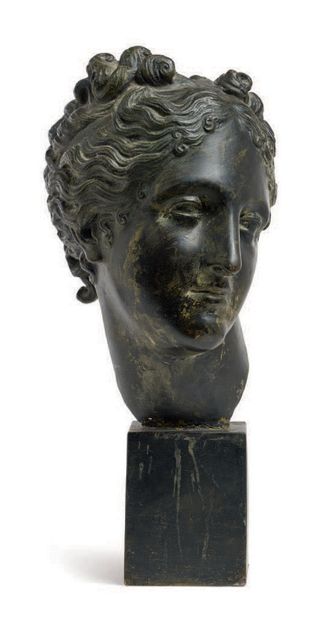 保利娜-博尔赫斯的头像，仿照卡诺瓦的作品，放在一个长方形的青铜底座上。青铜有古绿色的光泽。
高度：45厘米...