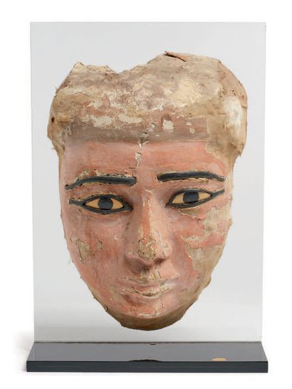 null 大型雕刻和多色木制SARCOPHAGUS面具，采用灰泥带状纸质材料，脸部盘旋，眼睛和眉毛刻有黑色卡尔塔树脂和鸵鸟蛋壳作为眼白。古埃及，晚期，第二十六王朝（公元前664至525年）。
高：39厘米...