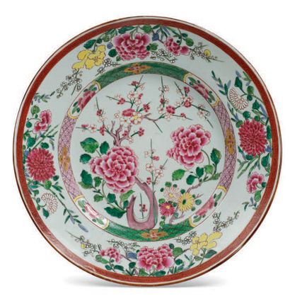 CHINE, POUR L'EXPORTATION 饰有牡丹和樱花的大型粉彩瓷盘。18世纪。
直径 : 39,6 cm (状况非常好)