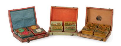 三个四角形游戏盒，木芯和欧洲清漆装饰的arte povera风格，每个都有四个盒子，有些有计数系统。法国，18世纪。
一个盒子：高：4厘米...