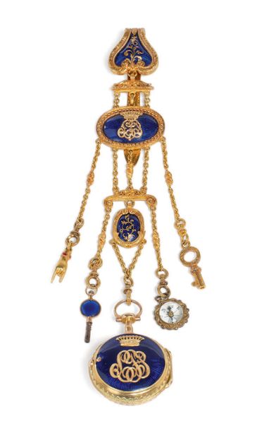 null 一件黄金CHÂTELAINE，底座上装饰有一个字母，上面有一个伯爵的王冠，背景是蓝色的珐琅彩的刻痕。框架上有四条链子，上面挂着两把钥匙、一个黄金吊坠和...