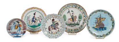 [FRANCE, DIVERS] 一套五件白釉陶器，带有1782年的船和四个骑手的多色装饰。法国北部、东部和中部，18世纪末和19世纪初。
直径：22至36厘米...