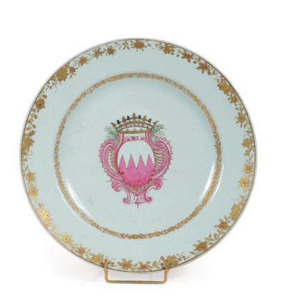 null 一对白瓷盘，带有粉饰风格的多色和金色装饰，装饰有侯爵皇冠下的马蹄形纹章。中国出口，18世纪。
直径：35.5厘米（磨损，破损）