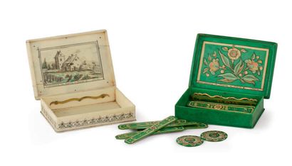 巴黎Mariaval le Jeune制作的两个四角形游戏盒，由染色的鲸骨板和雕刻的珍珠母镶嵌而成。盖子上有计数系统和意大利喜剧人物的装饰。内部有一个乡村场景和鲜花。两者都有签名。下面分别是一个吸烟的长椅和一只蝴蝶。绿色的盒子里有15个装饰的计数长方形和两个带有...