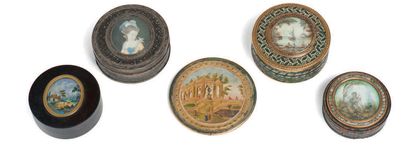 一组四只贝壳圆盒，盖子上装饰有微型图案。18世纪和19世纪初。
直径在6.5和8...