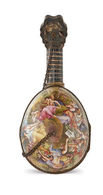 银和多色珐琅的手杖盒。该乐器的桌子上有一块手表，上面有一个带孩子的怪兽框架。仪器的背面表现了一个音乐人物的场景。背面打开后，可以看到一个装饰丰富的内部，有花卉卷轴。可能是奥地利，19世纪。
长度：27.5厘米...