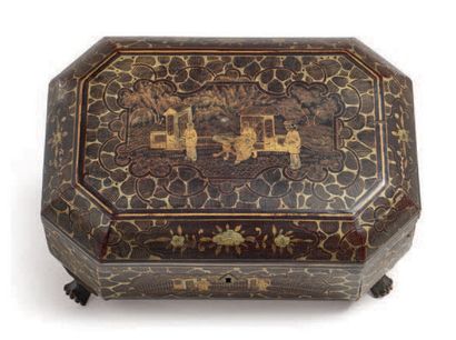 null 八角形的木制茶盒，有黑色、红色和金色的漆面装饰，上面有村庄的场景和风格化的植物。拱形的盖子显示了内部有一个可移动的托盘。它站在四个爪子上。中国，广州，19世纪。
高：12.5厘米...