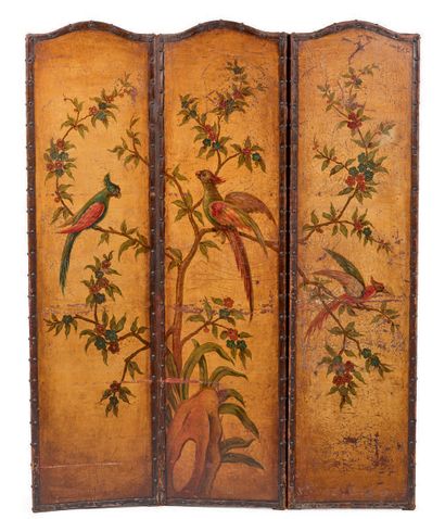 一个三面板的皮革屏风，背景是镀金的，有异国鸟类栖息在枝头。18世纪。
高度：175厘米...