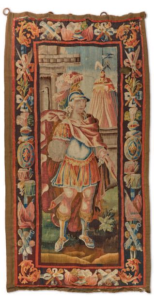 一件带有亚历山大大帝肖像的PORTER，描绘的是出征时右侧背景中的帐篷附近。边框上装饰着战利品、头盔、鱼群环绕的鼓，并披上了多色羊毛和丝绸。费勒坦的挂毯，奥布松地区，17世纪末至18世纪初。
高度：364厘米...