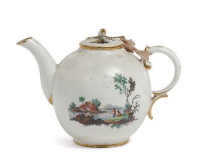 LOOSDRECHT 白瓷茶壶，两面都有多色的人物装饰。橡树形手柄。金色的亮点。标记：蓝色的M.O.L.和空心的D。18世纪，约1771-1784年。
高度：11厘米...
