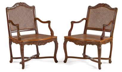 null PAIRE DE FAUTEUILS en bois mouluré et sculpté au naturel à décor de rocailles....