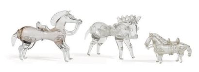 null 三匹半透明无色玻璃的 "BOUSILLÉ "马，其中一匹可以作为调味品架使用。法国北部或比利时，18世纪末，19世纪初。
第一件：高：16厘米 - 宽：21厘米...