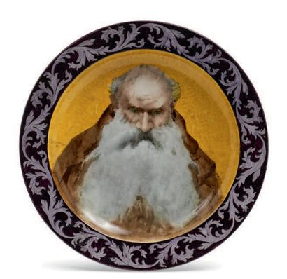 THÉODORE DECK (1823 - 1891) 大圆盘，锡耶纳黄色背景上有多色装饰的长胡须老人，署名E.Breitenstein 82。翅部在深紫色的背...