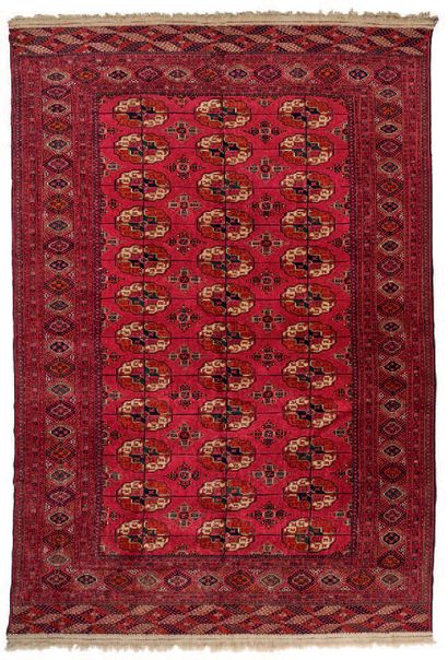 大Tekke boukhara
羊毛基础上的羊毛丝绒。酒红色的场地上装饰着半圆形的guhls（几何形状的大象脚）。格子呢边框，钩子和风格化的梳子。俄罗斯，约1960年。
高度：297...