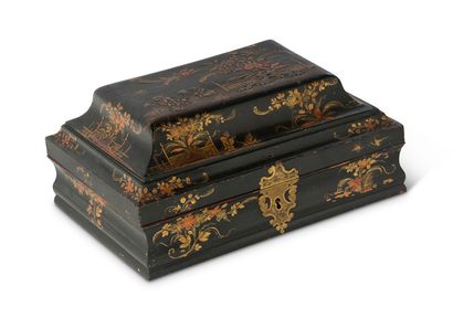 null 两个漆面木盒，盖子上装饰着金星背景的中国漆面场景。雕刻的黄铜钥匙孔和铰链，18世纪。
高度：14厘米 - 宽度：30厘米 - 深度：22.5厘米（小事...