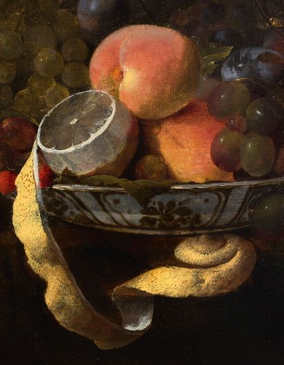 JAN DAVIDSZ. DE HEEM UTRECHT, 1606 - 1684, ANVERS 桃子、葡萄和柠檬，装在万利克拉克瓷碗里，锡制托盘上有一只火腿，一个镀金的杯子和盖子，一个锡制瓶子，盘子上有一个带刀的罗麦，放在一张半垂的桌子上
画板上的油画
左下角签有J.D....
