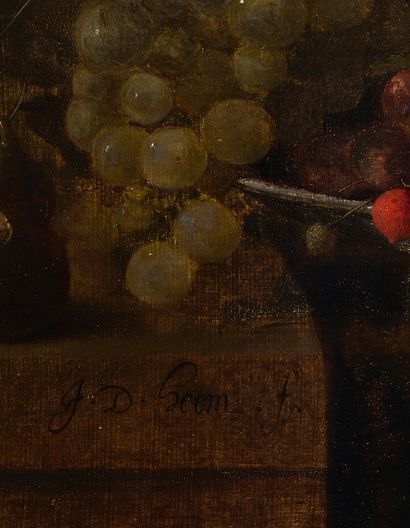 JAN DAVIDSZ. DE HEEM UTRECHT, 1606 - 1684, ANVERS 桃子、葡萄和柠檬，装在万利克拉克瓷碗里，锡制托盘上有一只火腿，一个镀金的杯子和盖子，一个锡制瓶子，盘子上有一个带刀的罗麦，放在一张半垂的桌子上
画板上的油画
左下角签有J.D....