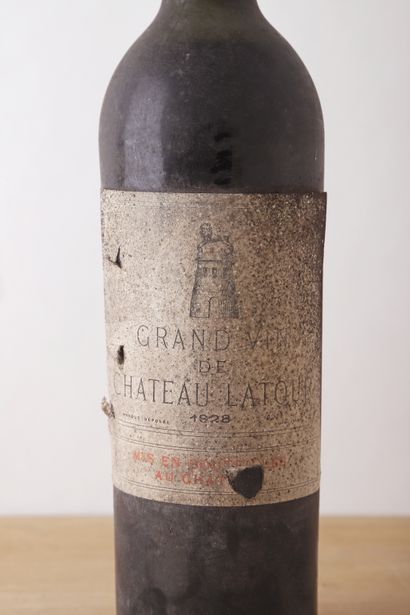 null 1 B CHÂTEAU LATOUR (H.E; e.t.h. à e.t.a; c.s. légèrement bosselée; bouchon et...