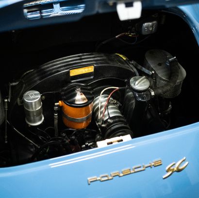 1964 Porsche 356 SC Cabriolet 法国收藏家的执照
底盘编号159451

由蒙彼利埃的保时捷中心进行出色的修复
严格的出厂配置，匹配的数字和匹配的颜色
最近的专业知识，重要的修复后续文件，大量的发票
完美的机械状态，完全修复后行驶了3,000公里
理想的保时捷356，准备在今年夏天驾驶

保时捷356毫不逊色于德国品牌在七十年前生产的第一款车型。它是在第二次世界大战期间由费里-保时捷在大众甲壳虫的机械基础上设计的，目的是为了经济，并由埃尔温-科门达设计，两人当时都是奥地利格明德的侨民。正是在这个城市，1948年生产了第一辆原型车和第一个系列的356s。然后，整个生产在1950年转移到斯图加特。第一系列被称为Pre-A，在美国立即取得了商业上的成功。特别是在好莱坞演员中。
这里展示的保时捷356是在1964年9月首次上路的。
这辆车被涂成电子邮件蓝，编号为6403，内饰为米色皮革。这辆车由蒙彼利埃的保时捷中心完全修复，对其真实性和细节有着罕见的关注。根据保时捷数据卡和品牌提供的带有序列号的真实性证书，该车的数字匹配良好，并尊重其出厂配置。所做的工作有照片和零件发票记录：该车已被剥离到裸露的金属，内饰完全用高质量的皮革重新制作，线束被翻新，机械装置被重建，保留了原有的1600型616/6元素。自修复以来，该车只行驶了3000公里，并已准备好为下一位收藏家提供更多的服务。
...