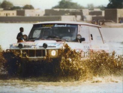 1981 RANGE ROVER 意大利流通许可证

揽胜是一个意大利业余爱好者新买的，他关注了1981年的达喀尔比赛，然后决定准备他的车，正式参加1982年的非洲拉力赛。
作为两辆摩托车的快速辅助工具参加了比赛，但在终点前几天因连杆铸造而退赛。
1986年，第一任车主将其卖出并买回，并对其进行了修复和升级，采用了纤维车身面板，V8发动机被重新提升到4.2升，并被提升到300匹马力。
这辆车被赋予了几乎现代的准备，具有1982年达喀尔的外观。
很少有机会获得一辆在达喀尔比赛期间实际参加比赛的路虎揽胜，而且准备充分；非常重要的历史档案。

获奖名单...