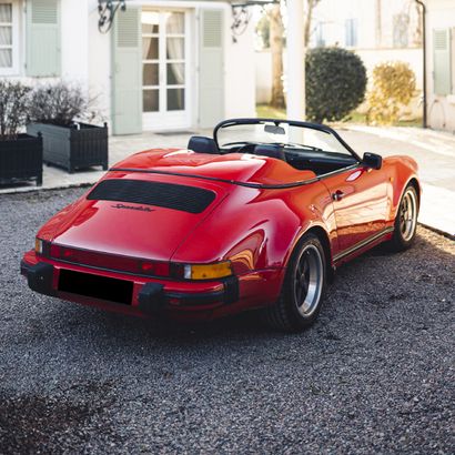 1989 PORSCHE 911 SPEEDSTER 3.2 « TURBO LOOK » 法国车辆登记
底盘编号WP0ZZZ91ZKS151211
发动机号：63K03245

仪表盘上不到82,000公里，"匹配的号码
最稀有和最令人向往的保时捷之一，只生产了2,065辆!
在德国出售的新车，自2012年以来在一位法国收藏家手中。
非常好的外观和运行状况
自2013年以来定期和有记录的维护

作为911敞篷车系列的补充，Speedster于1989年问世，复活了保时捷过去的一个魅力车型，这个名字以前曾用于356型众多版本中的最时尚车型。该车型在1987年法兰克福车展上展出时获得了巨大的成功，并在1988年底投入生产，第二年仅有2,065辆。在保时捷，排他性是有名字的!
在次年新的964型到来之前，这是最后一款采用旧车身的911车型，其圆滑的线条令人惊讶，陡峭的挡风玻璃和双
双层驼峰覆盖着粗糙但非常具有德国品质的引擎盖。正是在这种危险的工作中，保时捷成功地说服了人们，提出了一个接近原型但在技术上非常成功的汽车。
大多数人都订购了...