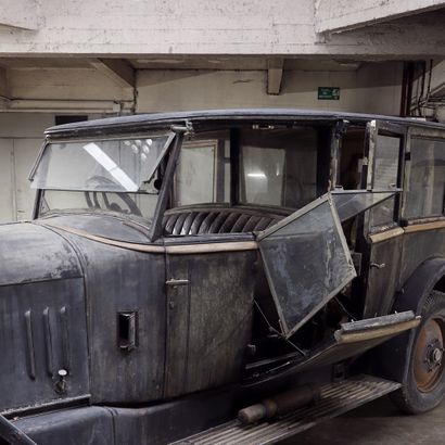 1927 AVIONS VOISIN C3L Coupé Chauffeur Transformable Belvallette 期间的法国登记文件
底盘编号3010

这辆车从一开始就在同一个家庭，只有一个车主，原始的所有权和登记证
来自车库的非常令人感动和难以置信的保存完好的汽车
专利的Belvalette可变形机制，具有令人难以置信的动能
99%完整的汽车，将在其原始状态下保存，不含CT出售
咆哮的20年代的豪华汽车，高贵的底盘，4气门发动机，伟大的法国汽车制造商：一辆可以在最伟大的比赛中展示的汽车!

加布里埃尔-沃伊斯和他的航空和汽车结构，在咆哮的二十年代的高峰期是伟大的奢侈品的代名词，不需要介绍。他的独特风格创造了一个传奇，而这些汽车至今仍是大战结束后至1930年代中期的最佳作品之一。C1奠定了基础，并已经在四个轮子上建立了品牌的声誉，之后，C3于1921年推出，更加完善，但仍然配备了4升无气门发动机（骑士专利），这已经证明了它的价值，随后在1922年推出了长底盘的C3L。
它确保了豪华车身的延续性，而这正是沃伊森的富豪客户所喜爱的。它不仅提供了鱼雷式旅行车、双门跑车、豪华轿车和6座轿车，而且还提供了裸露的底盘，为伟大的法国汽车制造商的想象力提供了自由的空间，促进了我们非常羡慕的量身定做的技术的传播。事实上，直到1925年，加布里埃尔-沃伊桑才让他典型的装饰艺术以无可比拟的工厂车身来表现自己。
这些页面上的例子是由奥利维尔-奥布安-维摩尔先生的父亲在1927年新买的，因此是最后一批上市的C3车型。它可能是作为一个底盘被订购的，并被运往巴黎的汽车制造商Belvallette。这家公司在马车时代就很有名，在汽车发展的早期以其高度复杂的车身设计而闻名，特别是为敞篷鱼雷设计。
我们的Voisin得到了一个有趣的Coupé...