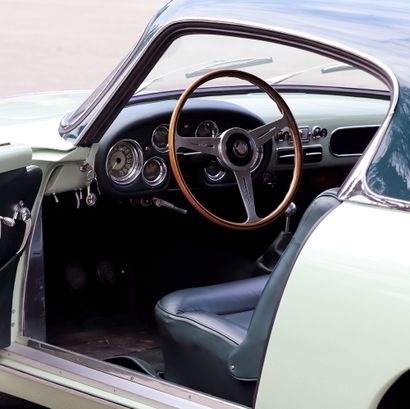 1956 ALFA ROMEO 1900 C Super Sprint 比利时流通许可证
底盘编号AR1900C 10481 

非常优雅的线条和Touring公司的铝制车身，Superleggera工艺
罕见的车型，现存的例子不到200个
非常高质量的修复和完美的历史记录，阿尔法-罗密欧遗产证书
在瑞士交付的新车，配备了Nardi地板换挡器和Borrani辐条轮毂
该车型因其出色的驾驶性能而受到追捧，有资格参加最重要的历史事件，包括1000...