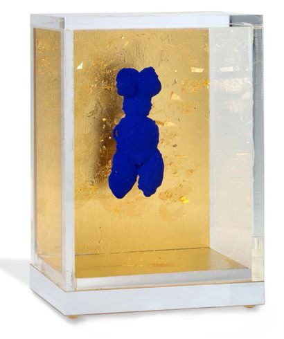 YVES KLEIN (1928 - 1962) Petite vénus bleue
Bronze peint avec la couleur IKB, plexiglass...