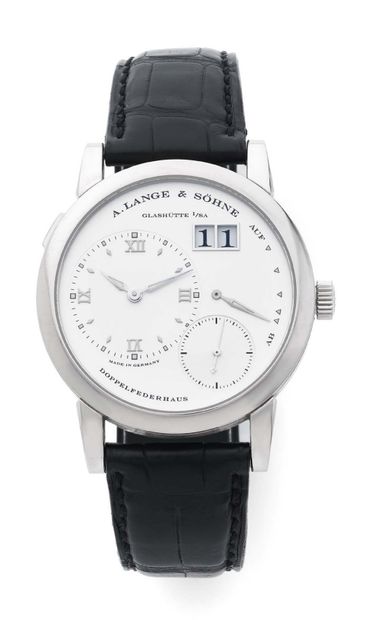 A. LANGE SÖHNE LANGE 1
编号：101.039
第155327号
编号43977
18K（750）白金手镯表。
圆形表壳，透明底盖，带螺丝封口
银色表盘上有偏心时针和分针，夜光指针，动力储备指示器和小秒针，大日期窗口...