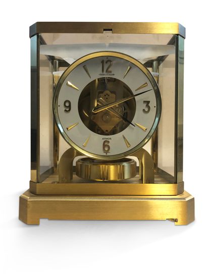 JAEGER LE COULTRE JAEGER LE COULTRE
Atmos
Desk clock in gilded metal. Five-sided...