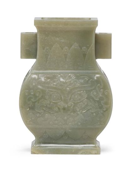 CHINE DYNASTIE QING, FIN DU XIXe - DÉBUT DU XXe SIÈCLE Vase Fang Hu en jade sculpté...