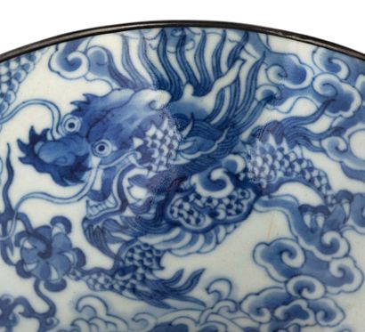 CHINE POUR LE VIETNAM DYNASTIE NGUYEN, XIXe SIÈCLE = Grand bol en porcelaine bleu-blanc...