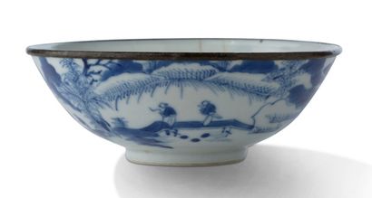 CHINE POUR LE VIETNAM XIXe SIÈCLE Petit pot couvert en porcelaine bleu-blanc décoré...