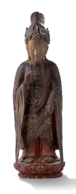 VIETNAM XIXe SIÈCLE Statue en bois laqué représentant le bodhisattva Quan Am, représentée...