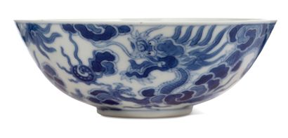 CHINE POUR LE VIETNAM DYNASTIE NGUYEN, XIXe SIÈCLE = Ensemble de deux bols en porcelaine...