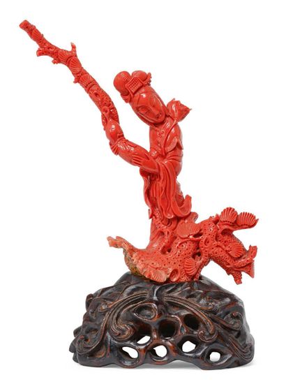 CHINE DÉBUT DU XXe SIÈCLE ~ Branche de corail orange sculpté représentant une divinité...