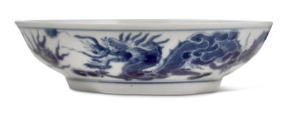 CHINE POUR LE VIETNAM DYNASTIE NGUYEN, XIXe SIÈCLE Un bol et un petit plat en porcelaine...