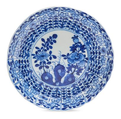 CHINE POUR LE VIETNAM XIXe SIÈCLE 中国赠与越南 19世纪
一对青花瓷多波瓣小盘