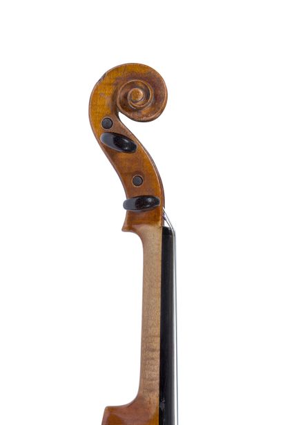 null 法国小提琴 19世纪
带有巴黎Gand et Bernardel Frères公司的天书标签
台面、右上角和右上角夹板上有修复痕迹 
背面有357毫米