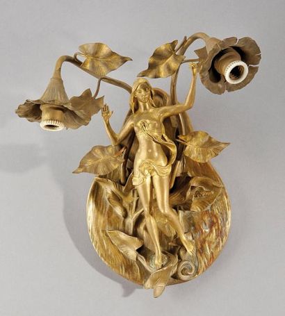 Charles-Emile JONCHERY (1873-1937) Rare applique en bronze doré figurant une femme...