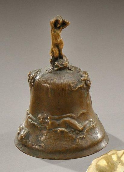 AUGUSTE LEDRU (1860-1902) Cloche en bronze à patine brune, à décor en relief de fauves...