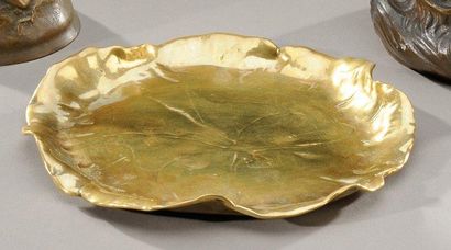 JULES DESBOIS (1851-1935) Coupe circulaire polylobée figurant une feuille en bronze...
