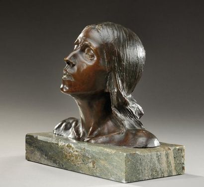 ANTONIN FORESTIER (1865-1912) Epreuve en bronze à patine brune figurant un buste...